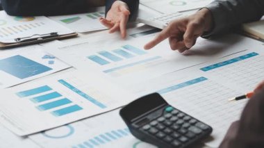 İş adamları ofiste mali planı tartışıyor.