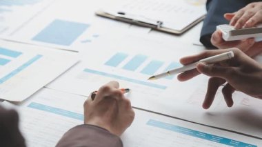 Çalışma ekibi masada strateji tartışıyor ve planlıyor..