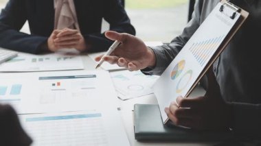 İş ekibi mali raporu tartışıyor ve planlıyor.