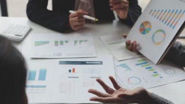 İşadamı ofiste dizüstü bilgisayarla çalışıyor.