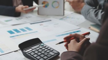 Finans belgesiyle bilgisayar üzerinde çalışan işadamı
