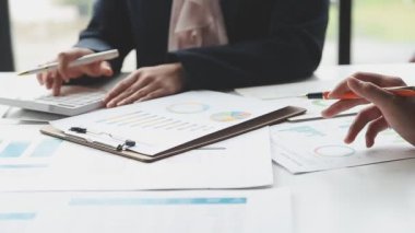 Kapat. İş adamı çizelgeleri tartışıyor