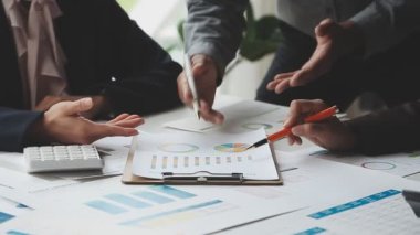 Ekonomik veriler ve rapor grafikleriyle beyin fırtınası yapıp tartışıyorlar. Takım çalışması çalışma konsepti.