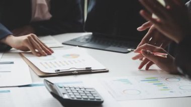 İş adamları toplanıyor, planlama, çalışma, takım, yeni fikirler tartışıyorlar