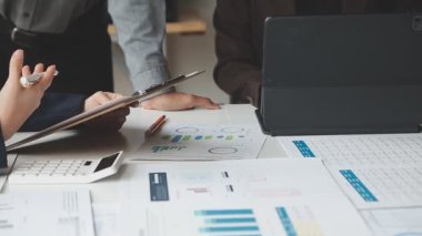 İş adamı mali verileri hesap makinesiyle analiz ediyor