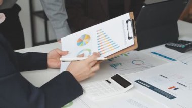 yakın plan - finansal grafikler ve grafikler tartışan iş ekibi