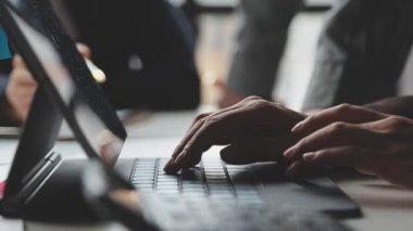 İş dünyası modern ofis ve girişimde bilgisayar üzerine çalışır