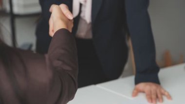 İş kadını el sıkışıyor, iş adamları ofiste.