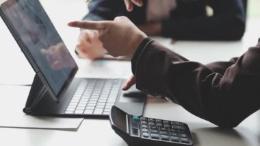 Kapat. Akıllı telefon kullanan bir iş adamı. iş ve teknoloji