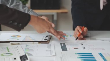 Modern iş yerinde iş ekibi toplantısı ve beyin fırtınası.