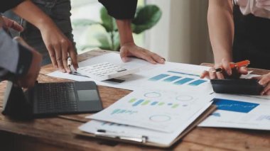 Genç Asyalı iş adamları finansal planı tartışıyor ve tartışıyorlar