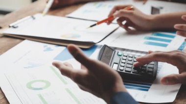 İş adamları grafikleri ve grafikleri, finansal ve iş kavramlarını tartışıyor ve analiz ediyorlar..