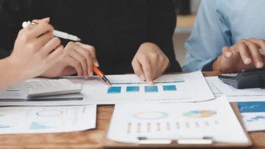 Modern ofiste yeni projeyi tartışan iş adamlarına bakış açısını kapat