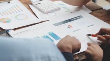 Dizüstü bilgisayardaki finansal verileri analiz eden iş adamı