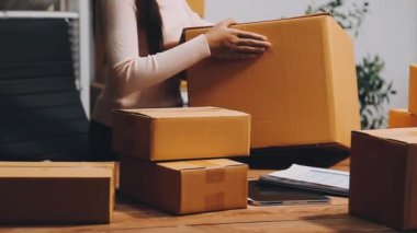 Ofiste çalışan kadın sahibi.