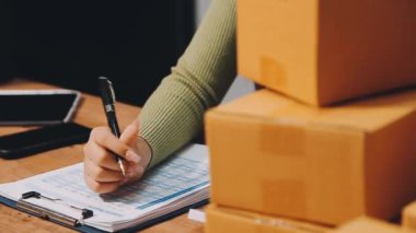 bir dizüstü bilgisayar ile çalışan kadın