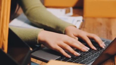 Dizüstü bilgisayar kullanan kadın