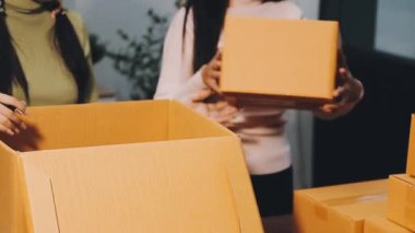 Paketi olan bir kadın.