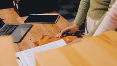 İş yerindeki bilgisayarda çalışan kadınların ellerini kapat