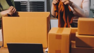 Karton kutuları paketleyen kadın