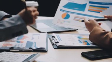 Ofiste çalışan iş adamları