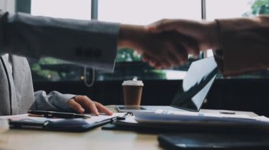 İş Adamları Tokalaşıyor