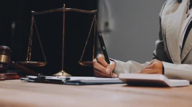 Bir avukatla, avukatla ve hukuki tavsiyeyle çalışan işadamı, hukuk, hukuki danışmanlık, yargıç tokmak ve avukat avukatı, mahkeme konsepti.