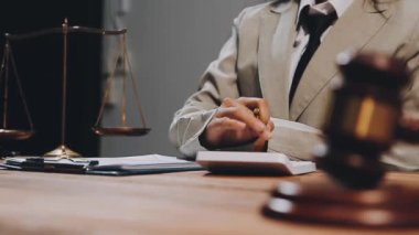 Yargıç Tokmak ve işadamı ofiste çalışıyor. Hukuk ve adalet kavramı. yasal hizmetler.