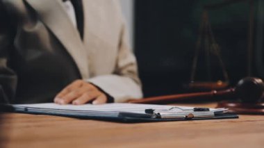 Hukuk ve adalet kavramı. Yargıç Gavin dizüstü bilgisayarlı, hukuk firması.