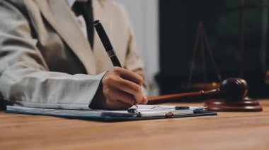 Avukat ya da avukat tokmak ve avukatla birlikte yasal belge üzerinde çalışıyor. Ofiste, avukat hukukunda, adalette ve hukukta.