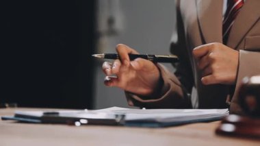 Ofiste çalışan bir işadamı.