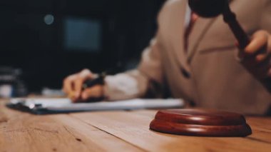 Yargıç Tokmak mahkeme salonunda.