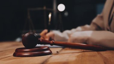 Hukuk ve hukuk teması