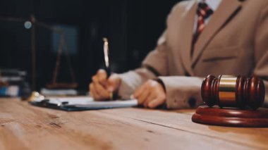 Hukuk ve hukuk kavramı. Tokmakla çalışan bir avukat.