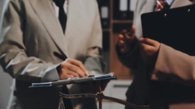 İş Adamları Tokalaşıyor