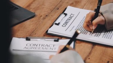 Kağıt üzerinde iş adamı yazısı