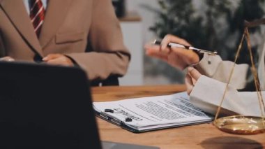 Avukat ya da yargıç tokmak ve müvekkil ile ofis masasında