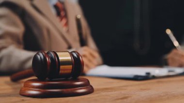 Hakim tokmağı mahkeme salonunda, avukatta, avukatta ve hukuk hizmetleri konseptinde..