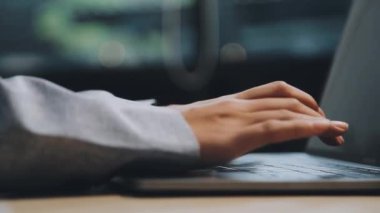 yakın plan - dizüstü bilgisayarda yazan kadın