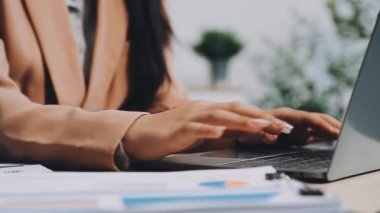 İş kadını evde dizüstü bilgisayarla çalışıyor..