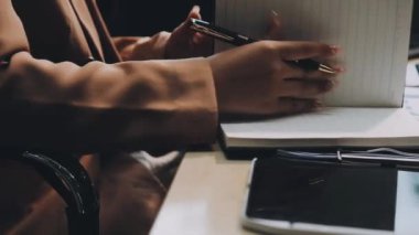 Genç işadamı ofiste yazma