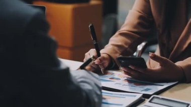 İş adamları çalışma ve finansal verileri masaya yatırmayı tartışıyor.
