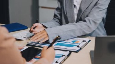 Bilgisayarı tartışan ve onunla çalışan iş adamlarını kapatın.