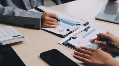 Ofiste tablet üzerinde çalışan iş adamlarına yakın çekim. Bilgisayarla iş görüşmesi konsepti. Ofiste dijital tablet ve dijital tablet kullanan işadamı.