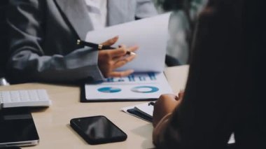 İş adamları toplantı odasında tartışıp plan yapıyorlar. takım çalışması konsepti