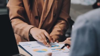 İş adamları ofiste tartışıyor ve çalışıyor, takım çalışması kavramı