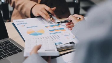 Dizüstü bilgisayarda çalışan ve rapor yazan iş kadını