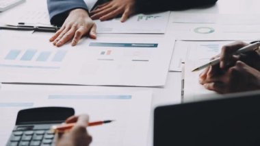bir grup iş adamı finansal tabloları tartışıyor