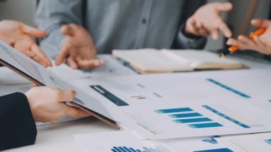 Ofiste çalışan iş adamları