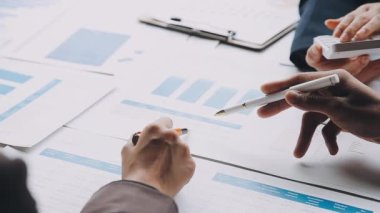 İş adamları ofiste yeni fikirleri tartışıyor